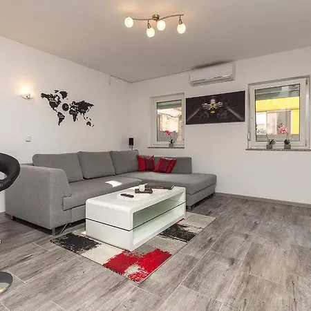 Komsic By Guide * Pula