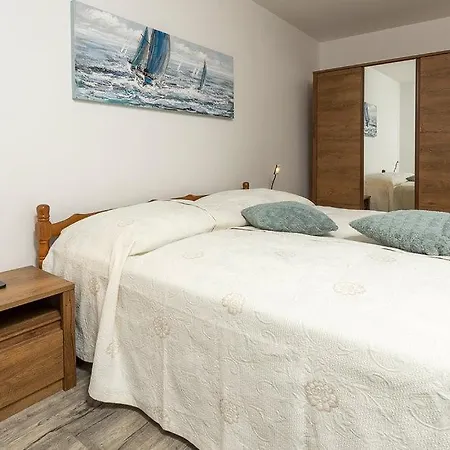 Komsic By Guide Pula