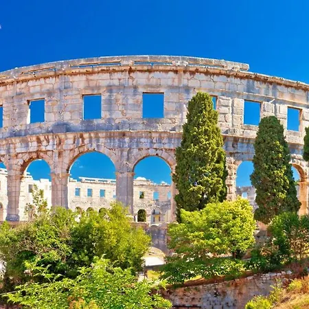 Komsic By Guide Pula